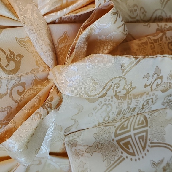 Kimono silky golden color robe. One size. With tie. Shorter sleeve. Asian style - Picture 5 of 8